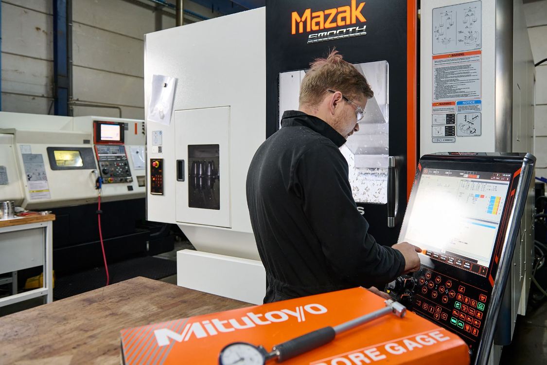 Van Vuuren Mazak CNC machine met operator en Mitutoyo meetinstrument