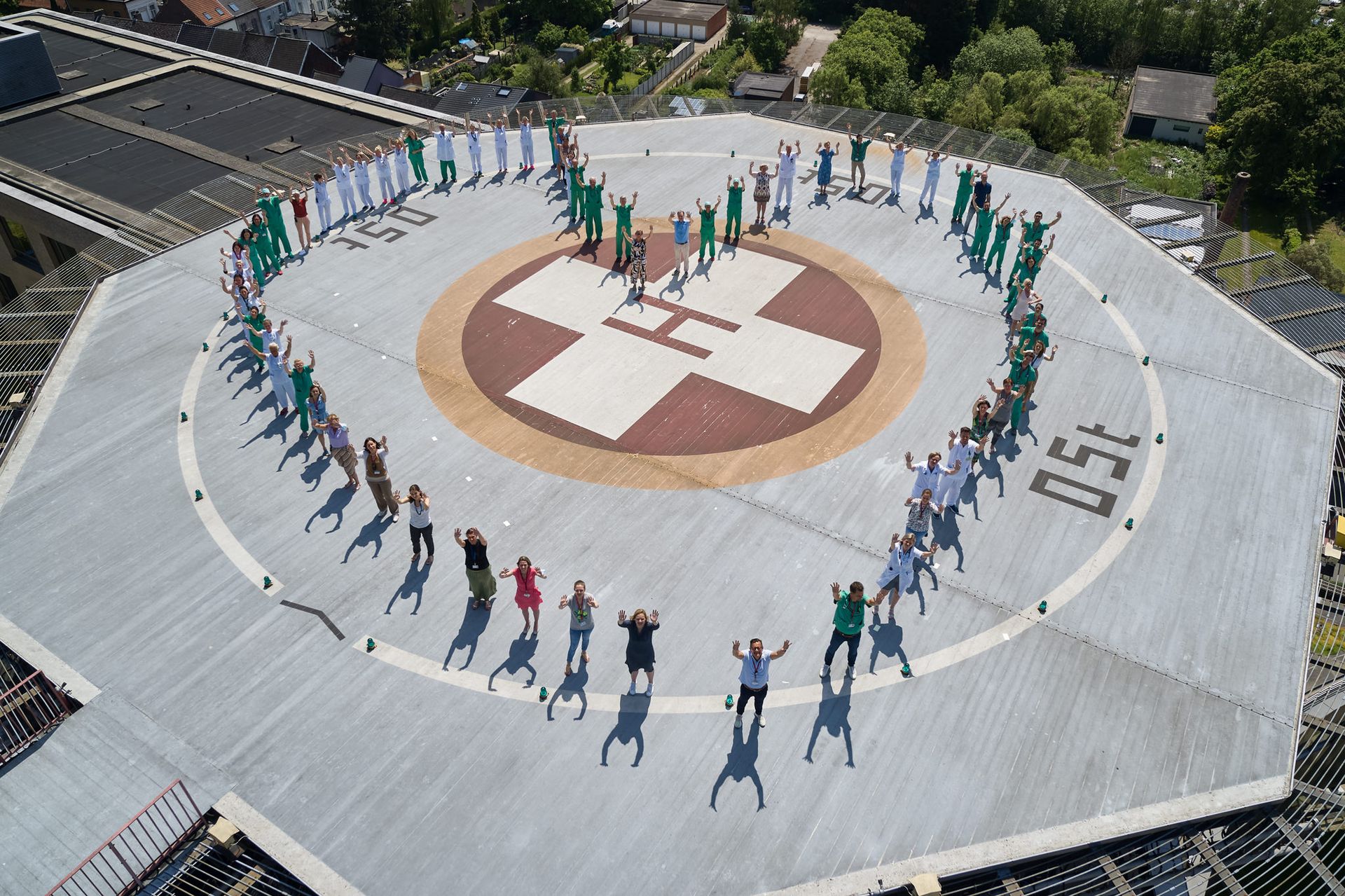 luchtfoto van mensen op heli pltform OLV ziekenhuis Aalst