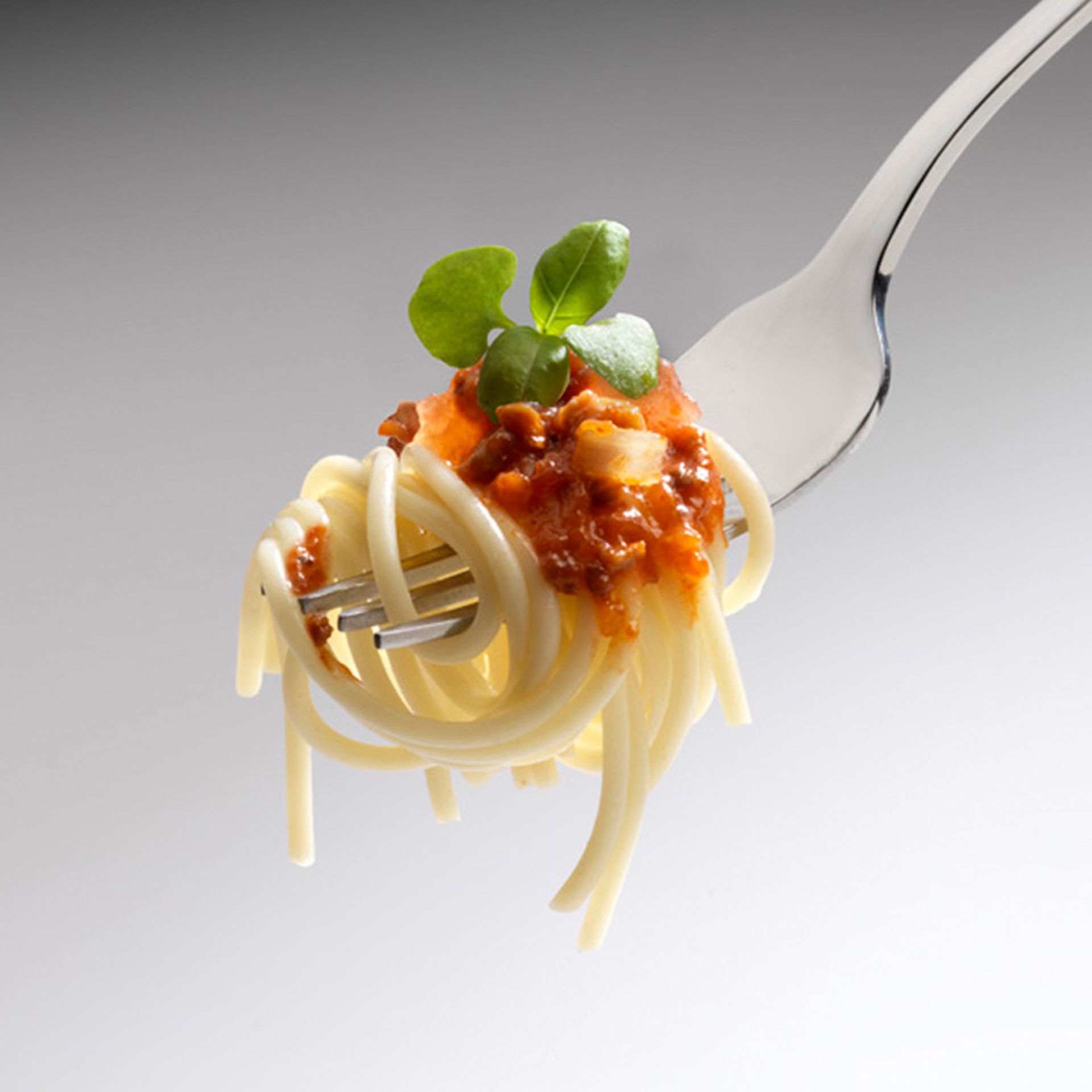 Spaghetti met saus op vork