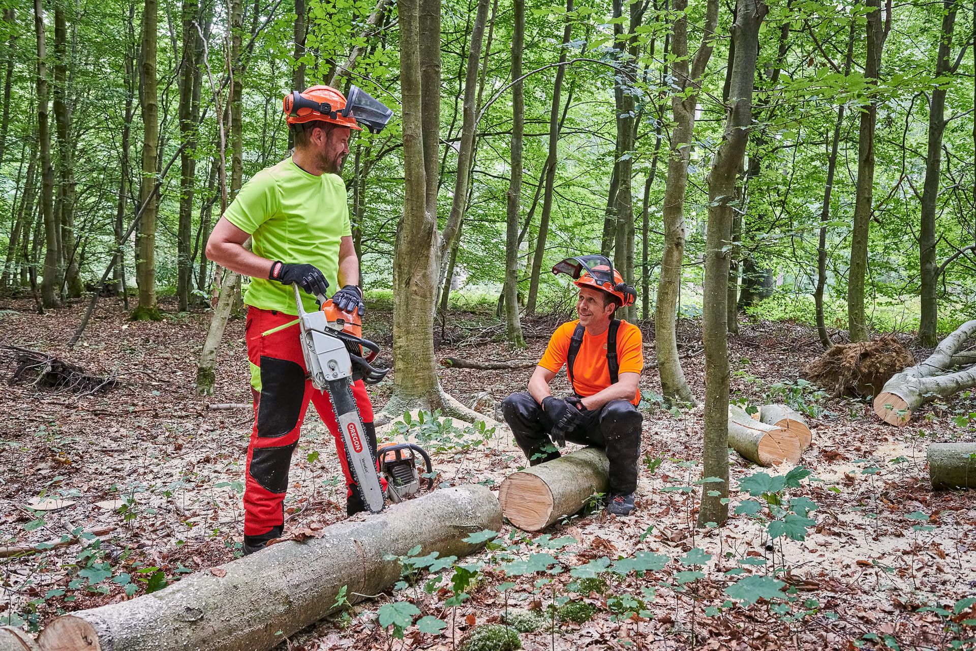 2 bosbeheerders met Oregon Tool materiaal