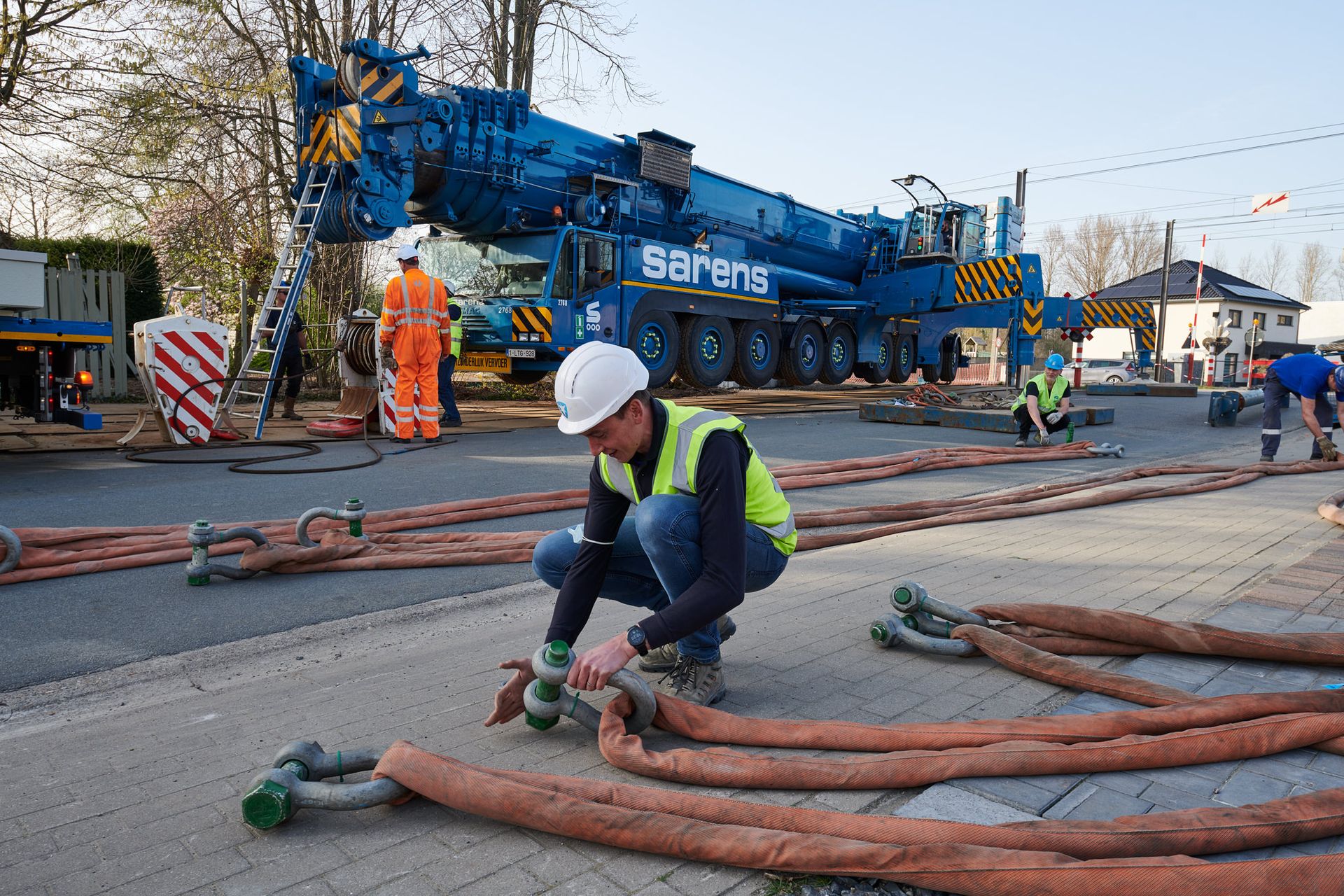 Sarens hydraulische kraan met operatoren