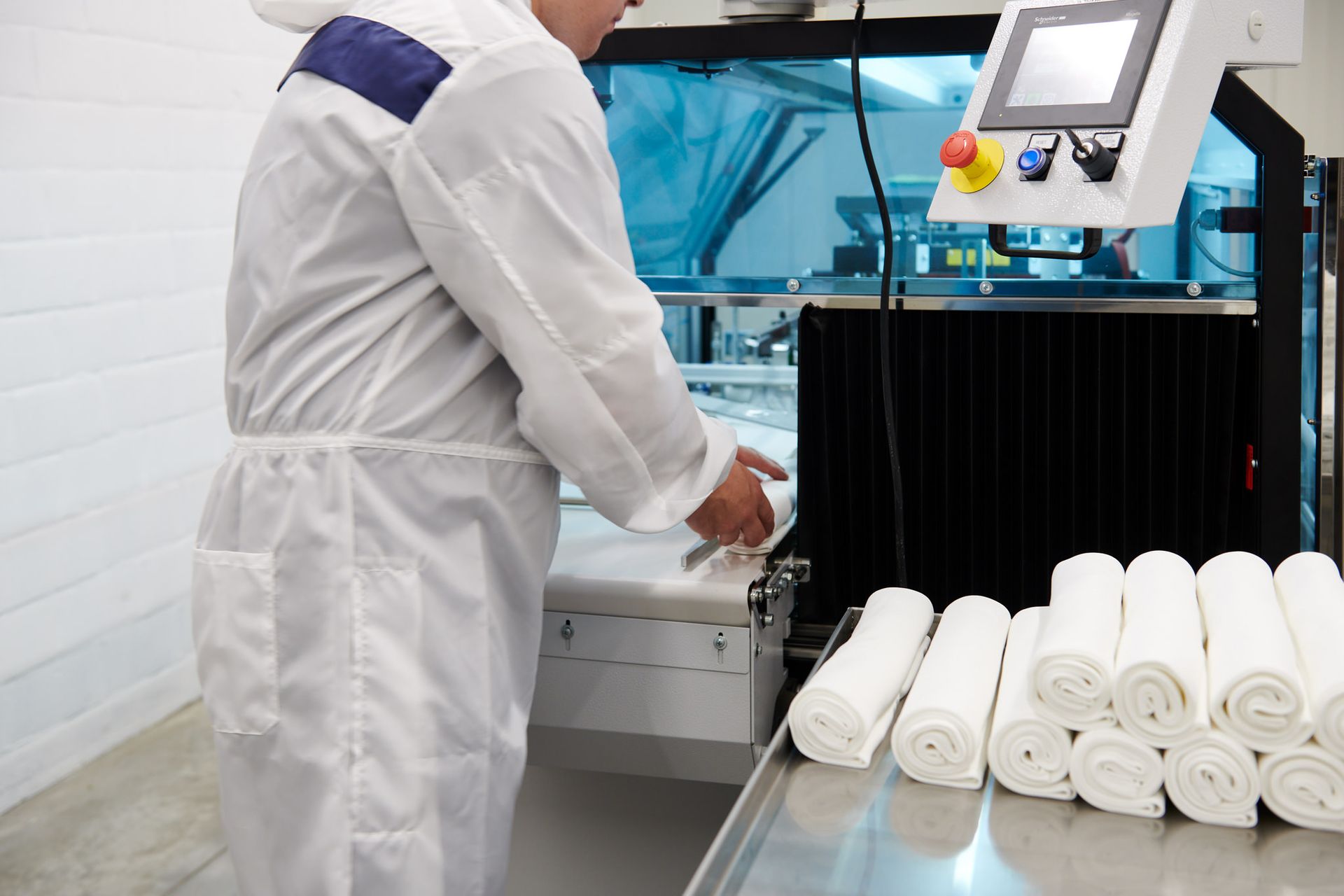 Productie verpakkingsmachine met operator