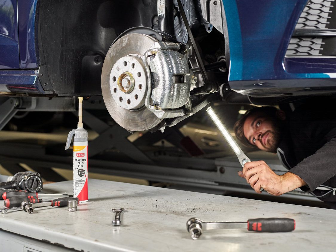 CRC Brakelube Plus Pro in werkplaats met mechanieker
