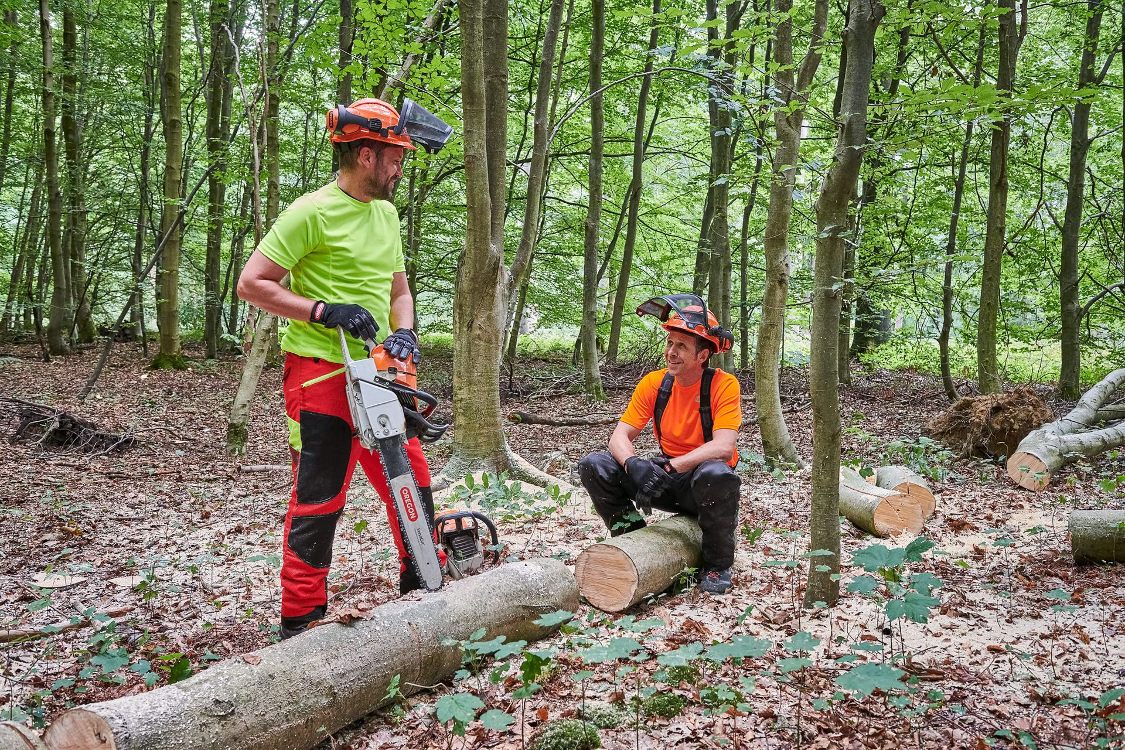 2 bosbeheer werkers met kledij en kettingzaag van Blount Oregon