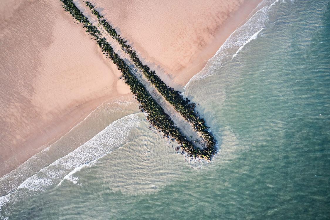 Dronefoto van golfbreker op strand Knokke