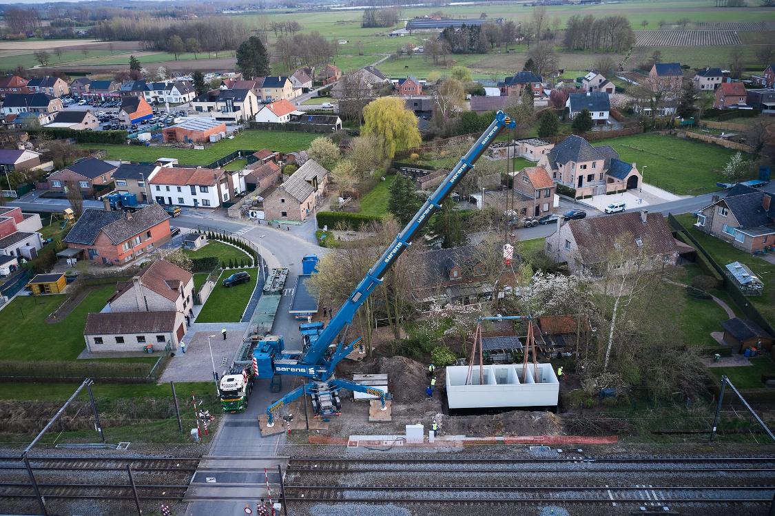 Alfen Sarens hydraulische kraan plaatsing electrische cabine naast spoorlijn luchtfoto