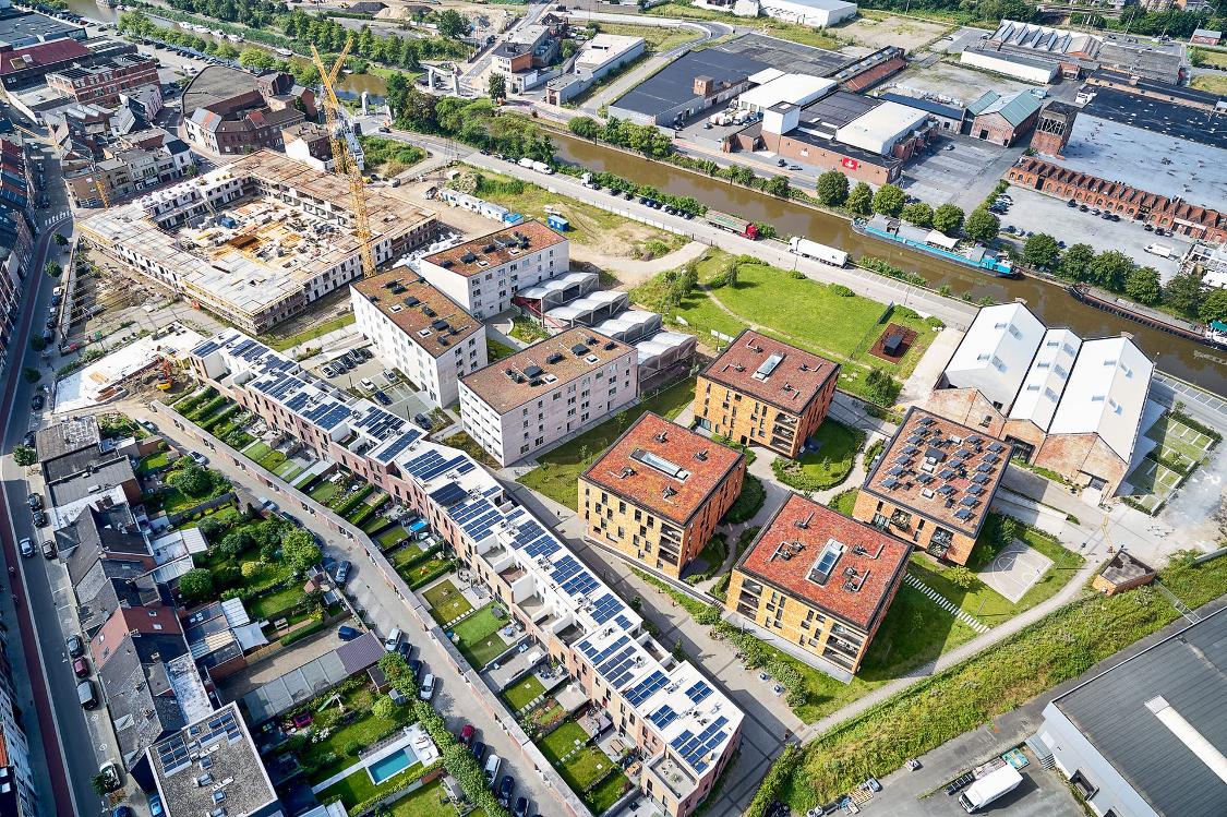 Luchtbeeld van Matexi bouwput project Pier Kornel Aalst met torenkranen