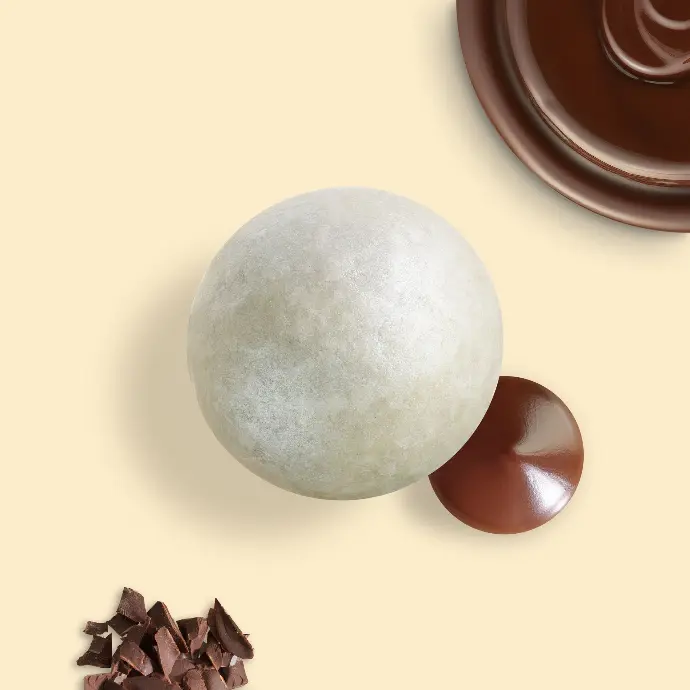 White Macolat with a small pool of liquid chocolate
