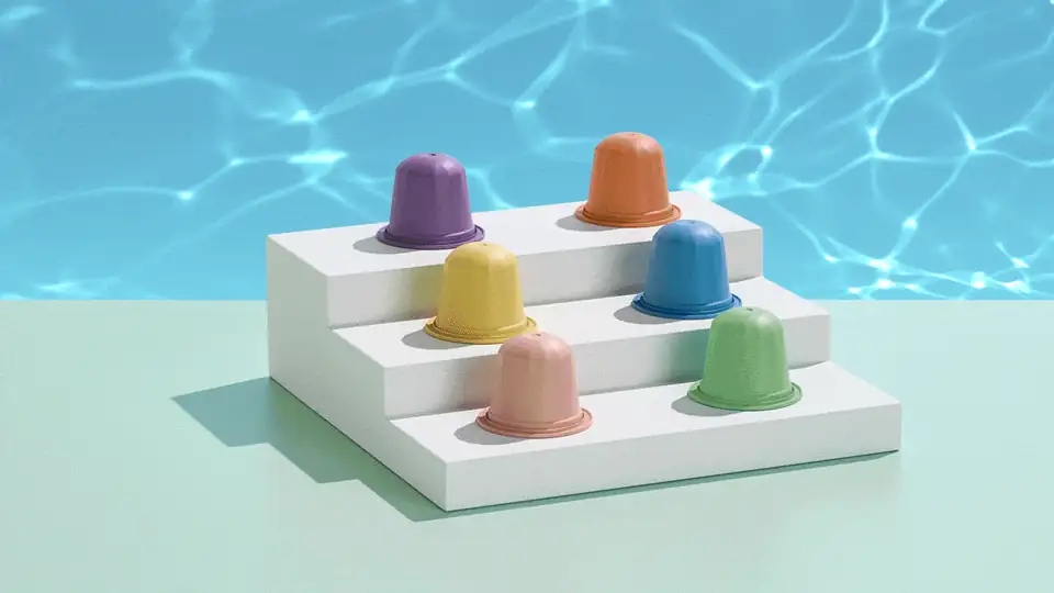 Six capsules AluSense sur un socle en gradins avec un fond d'eau de piscine, sur vert menthe, en animation, Studio Ballena